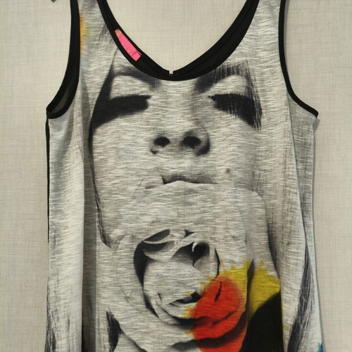 Lynne women's sleeveless top with graphic pop art print like new, black