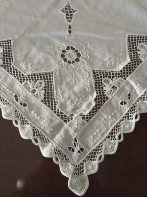 Square dining tablecloth with 8 napkins, handmade lace edges