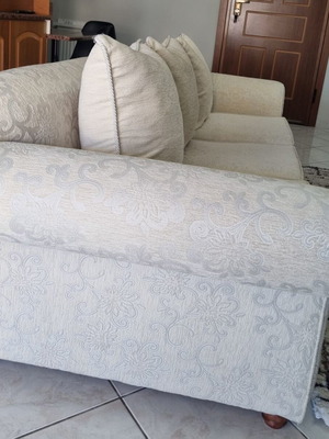 Κλασσικός τριθέσιος καναπές σαν καινούργιος, εκρού, με σκελετό από μασίφ ξύλο