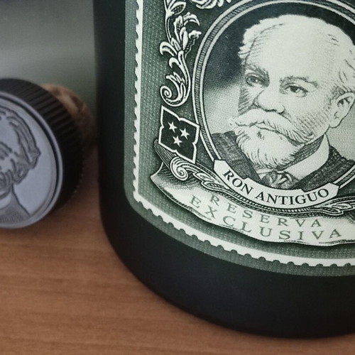Diplomático Reserva Exclusiva bottle used for handmade creations