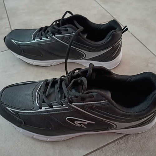 Men's waterproof athletic shoes size 46, black and white