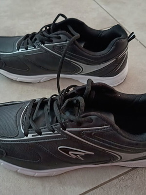 Men's waterproof athletic shoes size 46, black and white