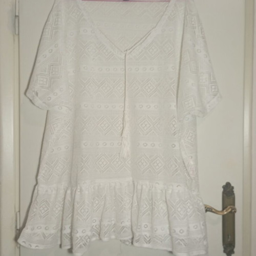 White kaftan like new with light ruffle hem and loose sleeves