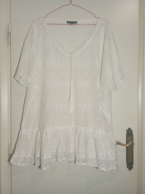 White kaftan like new with light ruffle hem and loose sleeves