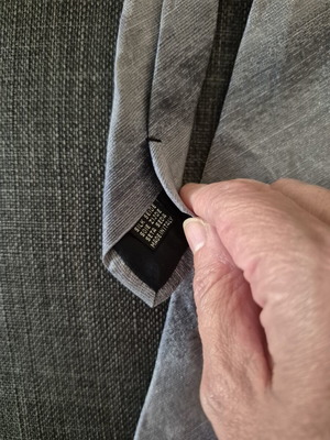 Silk tie Dr like new, gray
