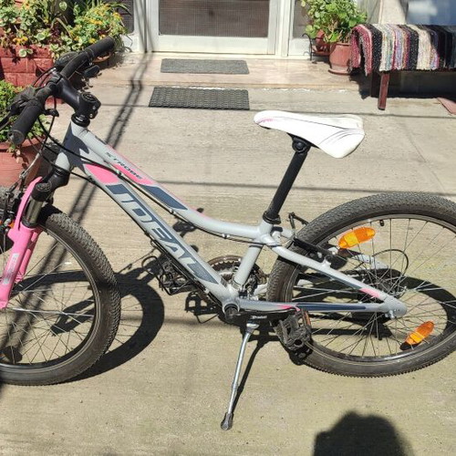 Ideal mountain bike like new, medium size, silver, women's