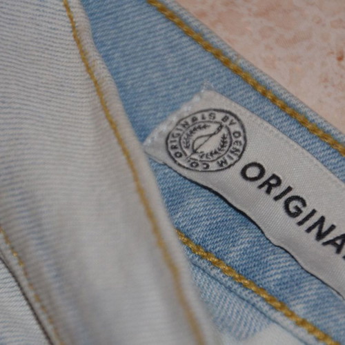 Classic blue jean with rips used, size M