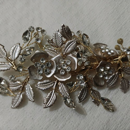 Hair accessory new with rhinestones and flowers in gold and silver