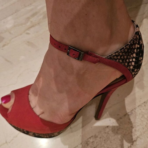 Schutz red sandals with thin heel and snake pattern used