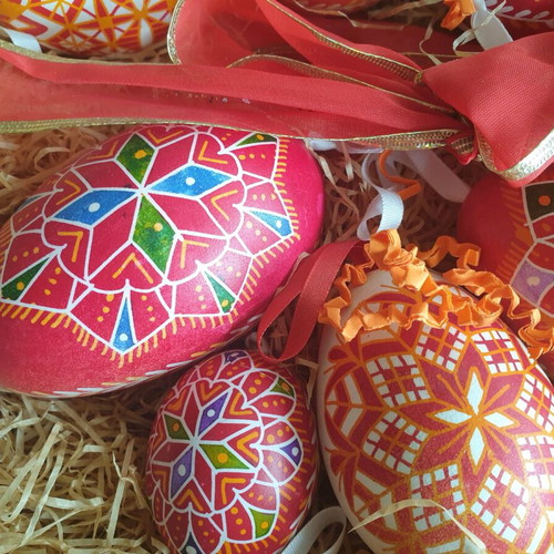 Easter egg basket like new, woven with wooden handles