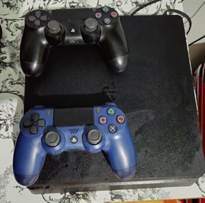 Ps4 slim 1tb + 2 controller +5 game 150€