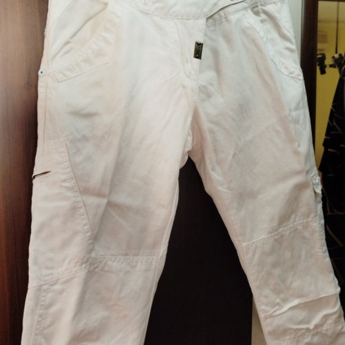 Guess Capri pants white like new with side and back pockets