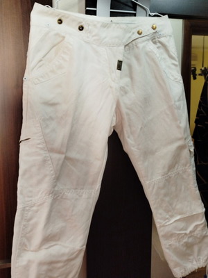 Guess Capri pants white like new with side and back pockets