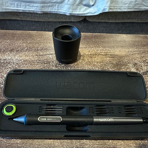 Wacom Cintiq 13HD tablet used for graphic designers