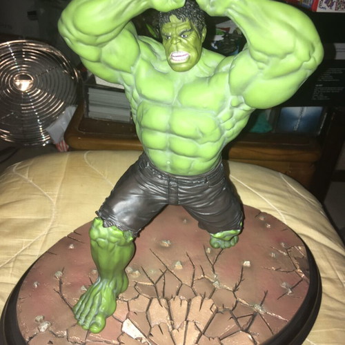 Hulk Statue 12 Inches 30 cm new with realistic base and box