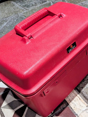 Delsey toiletry bag used with key, red, multiple compartments