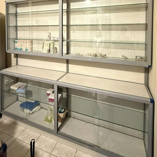 Display cabinet with glass shelves like new, metal frame