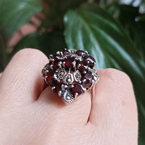 Silver 925 ring with 11 garnets and marcasites like new