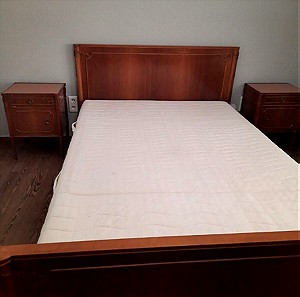 Διπλό ξύλινο κρεβάτι
