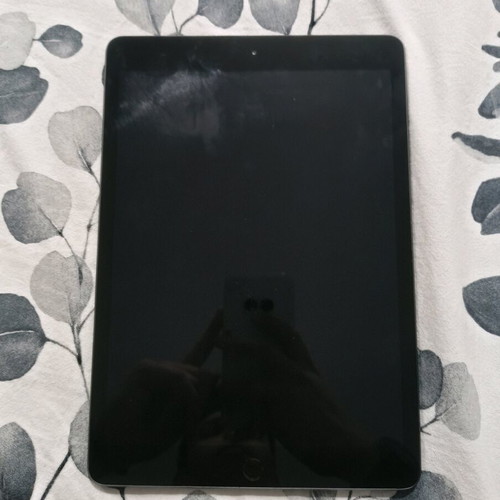 Apple iPad 7th Gen 32GB Wi-Fi with case and stylus