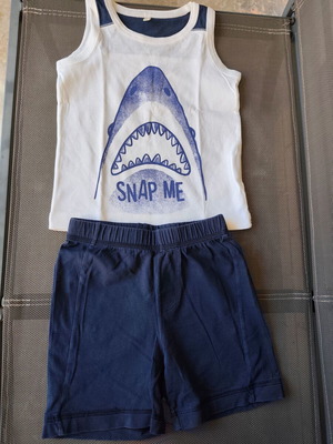 Benetton sleeveless shirt and shorts set like new for 2-year-old boy
