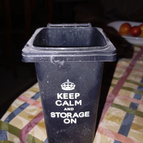 Μικρογραφικό πλαστικό κουτί αποθήκευσης σαν καινούργιο, μίνι κάδος απορριμμάτων με ροδάκια
