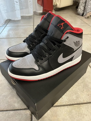 Jordan 1 Mid Bread Shadow sneakers new size 44.5 black red