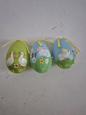 3 hanging decorative Easter eggs