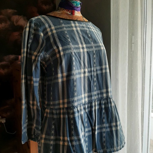 Women's blouse with long sleeve and back zipper used, size S