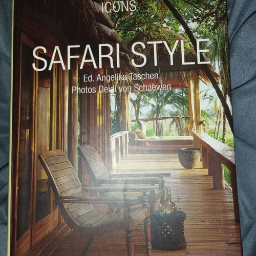 Safari Style book like new, English