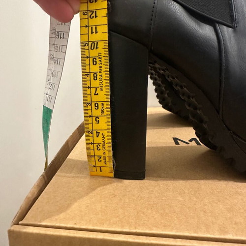 Benetton high-heeled lug sole ankle boots like new, black, size 37