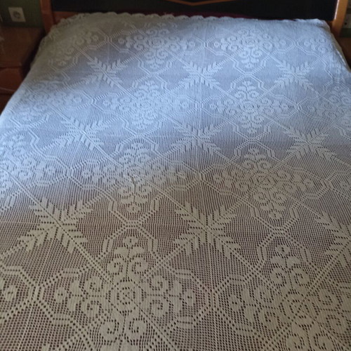 Handmade double crochet blanket new, white with decorative pillow
