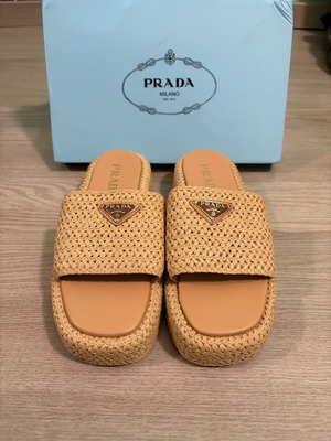 Prada Raffia чехли номер 39 като нови, бежови