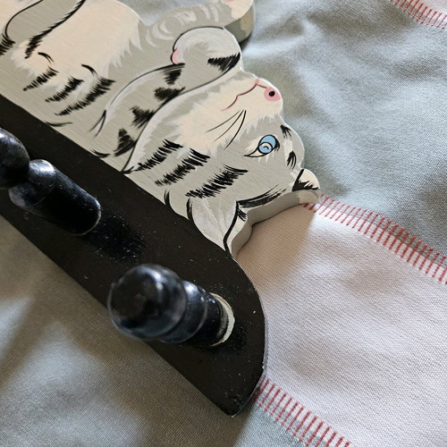Wooden wall hanger like new with 5 hooks and cat motif