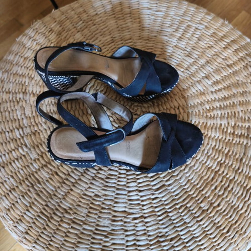 Tamaris black sandals size 38 like new