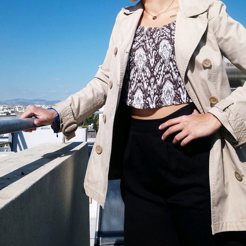 Trench coat like new, size large, beige