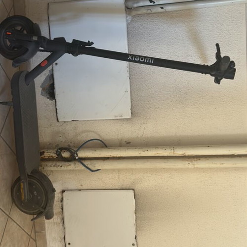 Xiaomi Elite electric scooter with broken fender, like new
