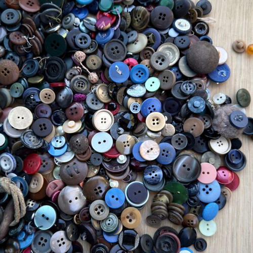Vintage and retro mixed sewing buttons bulk lot, 1.55 kg