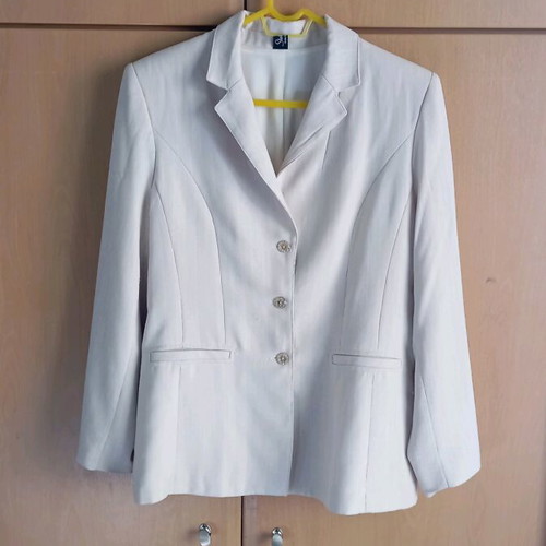 Ecru three-button jacket like new