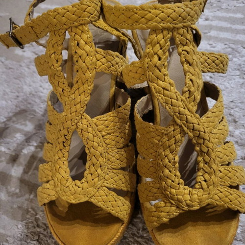 Bullboxer sandals with woven texture like new, size 38, 10cm heel and 4cm platform yellow