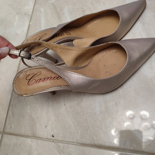Leather pumps no 41, like new, worn once, gold