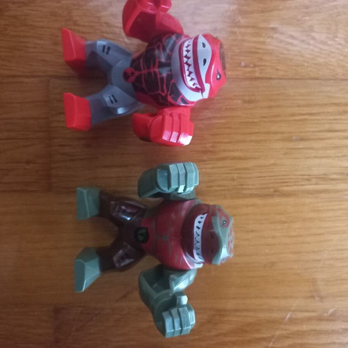 Figure set with moving hands and mouth, like new, 2 pieces