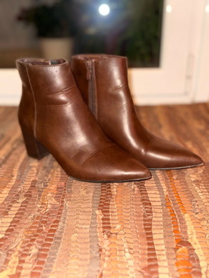 Μποτάκια μεταχειρισμένα καφέ, μέγεθος 40, κοντό τακουνάκι, μυτερή μύτη