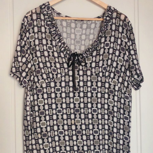 Geometric Print short sleeve top XL barely worn, black grey ecru