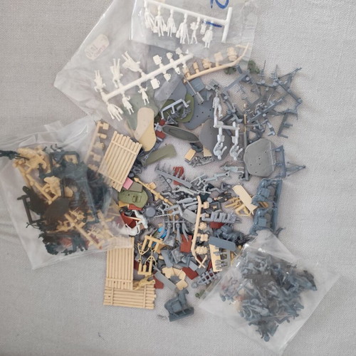 Modeling figures with bicycles, horses, soldiers, weapons and civilians, scale 1/72