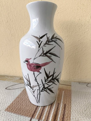 Asian porcelain vase like new, Chinese or Japanese made