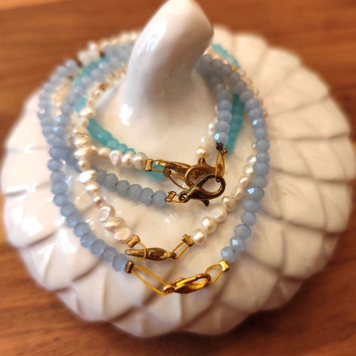 Set of 5 bracelets with glass and pearl beads, new