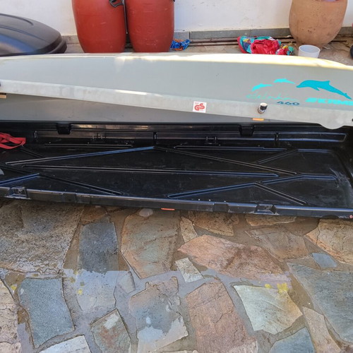 Kamei Delphin 460 roof box used with Thule roof bars