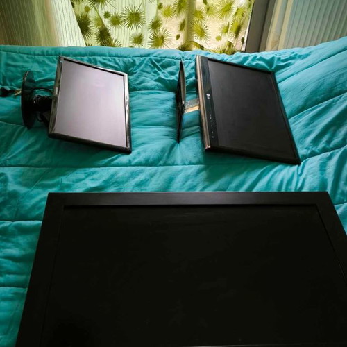 Samsung S19B150NLED, LG Flatron M2250d monitors and Schaub Lorenz TV
