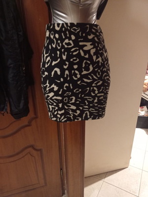 Mini skirt like new, black and beige